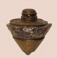 PFI-4003 - Poids de fil à plomb
fer, bronze
Poids conique, dont le corps est creusé au tour pour permettre un habillage de bronze ou laiton.