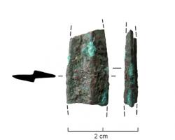 PFM-2001 - Pointe de flèche de type Olympie
bronze
Armature coulée, dont le corps présente en section un décrochement caractéristique entre les deux faces; les tranchants sinusoïdaux se prolongent par deux ailerons; le pédoncule forme un bourrelet à la base du corps, prolongé par une soie de section ronde ou ovale.