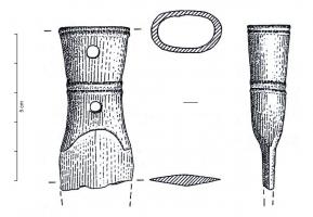 PGD-1014 - Poignard à douille
bronze
Poignard dont la douille présente une section, le plus souvent ovalaire, parfois subrectangulaire ou hexagonale. Deux trous, symétriquement opposés (parfois 4), permettent le placement d'une (ou deux) goupille. Celle douille peut être ornée de cannelures.
 Variante 1 : douille à rétrécissement médian..