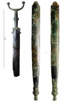 PGD-2002 - Poignard à antennes et à lame étranglée
fer, bronze
Poignard à lame en fer et fourreau de bronze ; poignée à renflement central sphérique, surmontée de deux antennes bouletées ; fourreau en tôle de bronze,  entrée en chapeau de gendarme, décoré d'une applique circulaire, et terminé par une bouterolle moulurée.