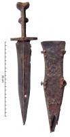 PGD-4002 - Poignard militaire de type Dangstetten
fer
Poignard dont la lame, à profil sinusoïdal, comporte une nervure médiane sur chaque face; elle se prolonge en soie accostée de deux plaques rivetées formant un manche à pommeau terminal, et bulbe central. La garde est constituée d'une pièce massive, glissée entre la lame et les plaques du manche, et les maintenant ainsi en place. Le fourreau est suspendu par quatre agrafes en laiton, de forme carctéristique avec leurs trois points d'attache.