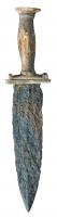 PGD-4014 - Poignard de gladiateur
fer, os
Poignard à lame pourvue d'une légère nervure centrale, poignée en os ou ivoire comprenant garde, fusée et pommeau sans doute fixés sur une soie.