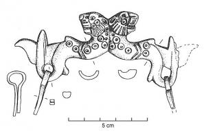 PGM-4010 - Poignée de meuble, panthères
bronze
Poignée de meuble en relief plat, constituée de deux protomés de félins tournés vers l'arrière, affrontés. Des variantes du décor existent : les félins peuvent être des panthères marines, elles peuvent émerger d'un fleuron ; les pattes avant peuvent se croiser au dessus d'un coquillage.