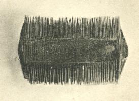 PGN-4004 - Peigne monobloc en bois à deux rangées de dents
bois
Peigne en bois (généralement en buis) à double rangées de dents, de deux écartements différents. Montants latéraux de forme variable.