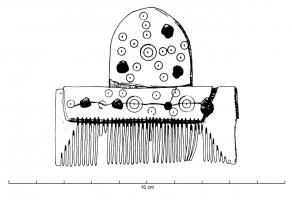 PGN-5010 - Peigne composite à sommet en dôme
os, fer
Peigne composé d'une rangée de dents, taillées dans des éléments plats juxtaposés, fixée à l'aide de rivets de fer entre deux plaques rectangulaire en os, généralement ornées d'ocelles. Au-dessus du dos émerge un élément central à sommet arrondi. Les dents sont protégées par un étui rectangulaire, orné d'ocelles. Longueur 60 à 130 mm, souvent autour de 100 mm.