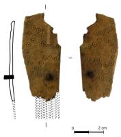 PGN-5012 - Peigne de type indéterminé
fer, os
Fragments de peigne en bois, incomplet, rivetée (ou non), à double denture (ou non), pouvant présenter un décors (ocelles pointées, arc de cercle...).