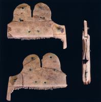 PGN-5015 - Peigne composite à sommet en double bosse
os ou bois de cerf
Peigne composé d'une rangée de dents, taillées dans des éléments plats juxtaposés, fixée à l'aide de rivets de fer entre deux plaques rectangulaire en os, généralement ornées d'ocelles. Au-dessus du dos émerge un élément central formant deux bosses arrondies juxtaposées. Les dents sont protégées par un étui rectangulaire, orné d'ocelles. Longueur 60 à 130 mm, souvent autour de 100 mm.