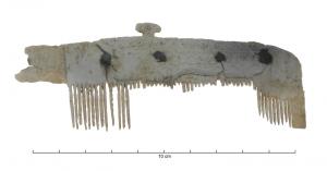 PGN-5016 - Peigne composite
os ou bois de cerf
Peigne composé d'une rangée de dents, taillées dans des éléments plats juxtaposés, fixée à l'aide de rivets de fer entre deux plaques rectangulaire en bois de cervidé, généralement ornées d'ocelles. Au-dessus du dos émerge un  petit élément central formant une sorte de bouton.