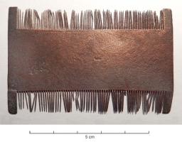 PGN-9006 - Peigne de toilette à double denture
bronze
Peigne à double denture à traverse rectiligne rectangulaire et à dents courtes rapprochées droites. Ce type de peignes de toilette, couramment surnommé
