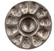PHA-3001 - Phalère
argent
Disque en tôle, à umbo central (lisse ou orné d'un triscèle), avec sur la bordure plane une série de têtes humaines identiques, moustachues, traitées dans le style celtique.