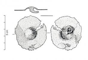 PHH-3004 - Phalère à bélière
bronze
Phalère discoïdale, la partie centrale est bombée et accueille une bélière sur sa face interne.