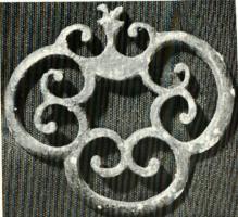 PHH-4002 - Phalère de harnais
bronze
Phalère à décor de trois peltes stylisées formant avec une quatrième se terminant en flamme une figure hexagonale aux côtés concaves.