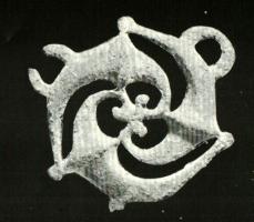 PHH-4011 - Phalère de harnais
bronze
Phalère à décor de trompettes ; décor médian composé de trois trompettes disposées en triskèle qui tourne de droite à gauche ; munie de trois bélières de fixation.