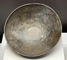 PHI-4006 - Phiale inscrite
argent
Phiale à panse en section de sphère, bord non individualisé. L'intérieur porte fréquemment une inscription circulaire gravée, le cas échéant autour d'un médaillon.