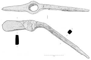 PIC-4006 - Dolabre (pic/hache)
fer
Outil double, à emmanchement perpendiculaire (œil circulaire ou ovale), associant un pic de section carrée et une hache à lame verticale (dans le même sens que le manche).