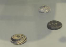 PIO-3002 - Pion de jeu en verre
verre
Pion de jeu bichrome (simple masse de verre coulée sur une surface plane), en verre bleu foncé translucide avec une spirale centrale de verre d'une autre couleur: pour ce type, jaune opaque.