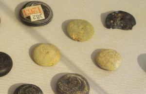 PIO-3006 - Pion de jeu en verre
verre
Pion de jeu monochrome (simple masse de verre coulée sur une surface plane), en verre blanc opaque (souvent décrit comme