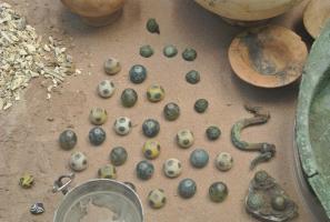PIO-3007 - Pion de jeu
verre
Pion de jeu en sphère ou dôme légèrement écrasé à la base, décor composé de 5 cercles oculés en millefiori. Plusieurs variantes : yeux bleu/blanc sur fond de verre blanc, jaune, bleu ou bleu-vert.