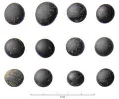 PIO-4001 - Pion de jeu en verre
verre
Pion en verre noir ou très sombre : simple gouttelette de verre déposée à l'état pâteux sur une surface plane.