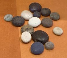 PIO-4003 - Pion de jeu en verre
verre
Pion en verre bleu clair, tirant parfois sur le vert clair, mais opaque : simple gouttelette de verre déposée à l'état pâteux sur une surface plane.