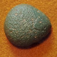 PIO-4004 - Pion de jeu en verre
verre
Pion en verre vert foncé : simple gouttelette de verre déposée à l'état pâteux sur une surface plane.