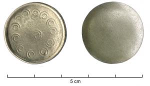 PIO-4025 - Pion de jeu en argent
argent
Pion de jeu en forme de coupelle, comportant une face légèrement bombée, l'autre creuse avec un rebord en bourrelet; décor de petits cercles estampés (12 autour, 1 au centre).