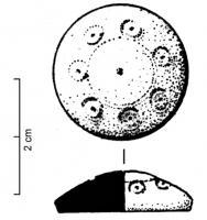 PIO-4036 - Pion de jeu
os
Simple pion tourné, épais, à surface supérieure bombée, pointée, et rnée de cercles concentriques et de petits cercles oculés; revers lisse. Diamètre généralement important (c. 21 à 25 mm).