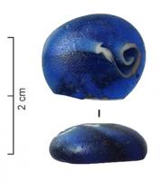 PIO-4039 - Pion de jeu en verre
verre
Pion en verre translucide bleu foncé, avec un motif spiralé blanc opaque au centre : simple gouttelette de verre déposée à l'état pâteux sur une surface plane.