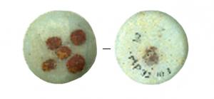 PIO-4040 - Pion de jeu en verre
verre
Pion en verre opaque bleu très clair, avec cinq yeux rapportés (couleur rouge ou brune) disposés en croix, sur une simple gouttelette de verre déposée à l'état pâteux sur une surface plane; une autre tache de même teinte a été posée au revers de l'objet.