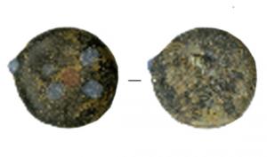 PIO-4042 - Pion de jeu en verre
verre
Pion en verre opaque sombre, avec cinq yeux rapportés (couleur bleu clair, rouge ou brune) disposés en croix, sur une simple gouttelette de verre déposée à l'état pâteux sur une surface plane; une autre tache de même teinte a été posée au revers de l'objet.