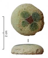 PIO-4052 - Pion de jeu en verre
verre
Pion en verre opaque blanchâtre, avec cinq yeux rapportés (quatre points bleu/vert foncé) disposés en croix autour d'un carré rouge sombre, sur une simple gouttelette de verre déposée à l'état pâteux sur une surface plane.