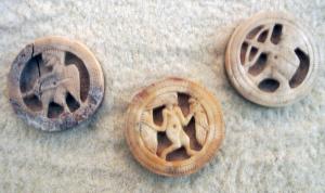 PIO-6001 - Pion de tritcrac à décor historié
bois de cerf, ivoire, pierre
Pièce de jeu cylindrique, épaisse, dont la face supérieure est creusée d'un motif figuré, généralement inscrite dans une bordure lisse.