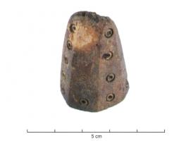 PIO-6002 - Pièce d'échecs : pion
cristal de roche, os, bois de cerf, ivoire
Dans le jeu d'échecs médiéval, les pièces les plus simples (pions) peuvent avoir des formes variées, mais toujours hautes : cône régulier ou aplati, ou orné d'ocelles; strié de cannelures verticales; facetté; à sommet plat ou arrondi.