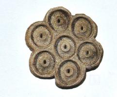 PIO-6004 - Pion de trictrac
bois de cerf
Pion polylobé, dont la découpe externe suit le périmètre de 6 cercles oculés entourant un cercle central, donnant à l'ensemble l'aspect d'un fleuron.