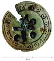 PIO-6008 - Pion de mérelles ou de trictrac
os
Pion cylindrique composite, à décor géométrique généralement composé de cercles concentriques, et souvent de petits cercles incisés sur la face supérieure. La pièce se compose d'un disque en os inséré et riveté entre deux plaques en os, dont la plaque supérieure porte un décor ajouré.