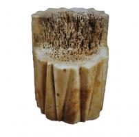 PIO-6009 - Pièce d'échecs : reine
ivoire, bois de cerf, pierre
Pièce de jeu haute (mais moins que les rois bien assurés), aux côtés constitués de côtes épaisses (évoquant le drapé d'un vêtement ?), encochée dans la partie supérieure pour figurer un personnage assis. La tête n'est pas figurée (ce qui peut distinguer cette pièce du roi).