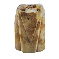 PIO-6012 - Pièce d'échecs : fou
ivoire, bois de cerf, bois, pierre dure
De l'éléphant (alfil) primitif, cette pièce de jeu a conservé deux excroissances évoquant les défenses. Le motif devient tout à fait abstrait au cours du temps.