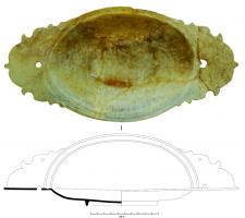 PLA-4002 - Plat ovale type Isings 97c
verre
Plat ovale, dont le bord étroit se prolonge dans l'axe longitudinal par deux anses de présension au contour festonné, gravé ou découpé.