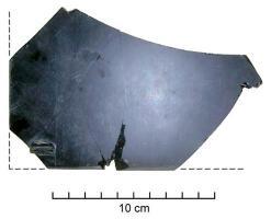 PLA-4044 - Plateau moulé
verre
Plateau rectangulaire, moulé, généralement en verre coloré (vert foncé, bleu, violet, brun...), pourvu en dessous de 4 pieds également moulés. Les pieds peuvent être de deux types : en petit bouton de faible hauteur ou en forme de patte d'animal stylisé.