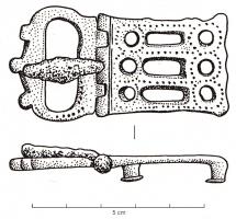 PLB-4004 - Plaque-boucle articulée ajourée
bronze
Plaque-boucle rectangulaire coulée, à quatre rivets de fixation au revers; forme ajourée de cercles et fenêtres rectangulaires alignées, avec décor poinçonné; charnière à 4 anneaux sur la plaque, deux sur la boucle, réniforme et souvent ornée d'ergots, éventuellement décorés de cercles pointés.