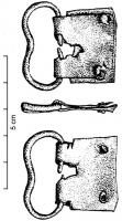 PLB-4015 - Plaque-boucle articulée à plaque rectangulaire
bronze
Plaque-boucle simple, à anneau souvent réniforme  et simple, de section variable (ronde, losangique ou aplatie); plaque quadrangulaire trapue (souvent carrée) en tôle, dont les deux faces enserrant le cuir sont reliées par deux rivets; aucun décor, ou un simple filet gravé sur le pourtour de la face externe.