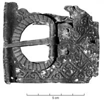 PLB-4021 - Plaque-boucle à décor excisé
bronze
Plaque-boucle à décor excisé de forme rectangulaire : la boucle, à extrémités zoomorphes affrontées, est inscrite dans un ajour; le bord antérieur de la plaque est équipé d'une gouttière cylindrique de protection.