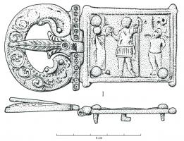 PLB-4025 - Plaque-boucle articulée
alliage plomb-étain
Plaque-boucle comportant une plaque rectangulaire historiée, avec une scène également connue sur des plaques isolées portées avec cette plaque-boucle : Eros ailés jouant un tableau militaire, avec un Eros-général entre deux putti attachés à des trophées; la boucle très ornée (rinceaux, ponctuations) comporte deux crosses repliées vers l'intérieur; l'ardillon moulé est également orné d'une palme.