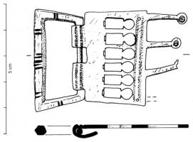 PLB-4031 - Plaque-boucle articulée ajourée
bronze
Plaque-boucle à cadre réniforme ou rectangulaire, ardillon simple; la plaque est ajourée de 3, 5 ou 6 ouvertures en forme de fenêtre à arc outrepassé; elle se prolonge vers l'arrière par 3 ou 4 appendices terminés par des œillets, qui assurent la fixation sur le cuir. Les arcades peuvent aussi être précédées d'une rangées de perforations circulaires.