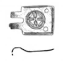 PLB-4032 - Plaque-boucle articulée
bronze
Boucle à chape de tôle, de forme rectangulaire avec un motif circulaire centré (excisé ?). A l'opposé de l'ardillon, deux rivets assuraient la fixation de la garniture sur la ceinture.