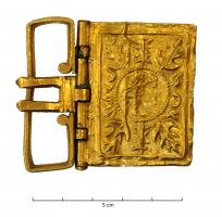 PLB-4045 - Plaque-boucle articulée
or
Boucle de cingulum à plaque rectangulaire, encochée pour l'articulation d'une boucle rectangulaire et d'un ardillon bifide; au revers, 4 rivets de fixation pour cuir; dans un cadre rectangulaire, tête de profil à droite, dans un encadrement de feuilles d'acanthes, incluant deux dauphins.