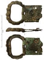 PLB-4047 - Plaque-boucle articulée à moulures transversales et décor ponctué
bronze
Plaque-boucle à boucle ornée de fortes moulures transversales, articulée sur une plaque en tôle ornée de ponctuations. Les côtés de la charnière en tôle sont échancrés pour recevoir la partie rectiligne de la boucle, qui sert en même temps d'axe de rotation pour l'ardillon.