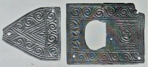 PLB-4060 - Garniture de ceinture, type B : plaque avec boucle
bronze
Plaque avec boucle à décor excisé, de forme rectangulaire : la boucle, à extrémités zoomorphes affrontées et rapportée, vient s'insérer dans un ajour centré; le bord antérieur de la plaque est équipé d'une gouttière cylindrique de protection. Les contreplaques sont de forme rectangulaire prolongée d'un côté par un triangle, et portent un décor assorti à celui de la plaque-boucle, ainsi que la même extrémité ourlée, rapportée.