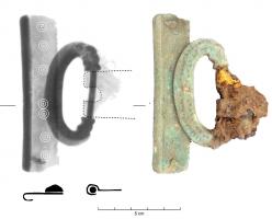 PLB-4076 - Plaque-boucle articulée composite avec mordant rectiligne
bronze
Boucle en D avec décors animaliers stylisés, chape (alliage cuivreux ou fer) et mordant rapporté rectangulaire large.