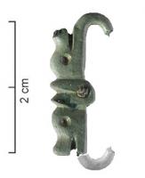 PLB-4084 - Plaque-boucle articulée à extrémités zoomorphes
bronze
Plaque-boucle à boucles à têtes animales adossées, sans doute articulée sur une plaque en tôle. Perforation médiane sous le repos d'ardillon qui sépare les têtes d'animaux.